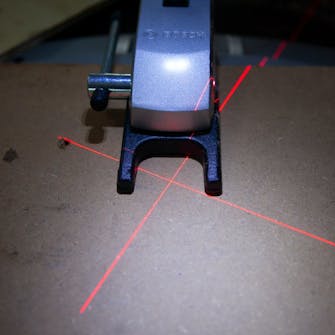 Pelarborrmaskin test: Snabbspännspaken gör det enkelt att fixera objektet som det ska borras i Pelarborrmaskin test: Snabbspännspaken gör det enkelt att fixera objektet som det ska borras i